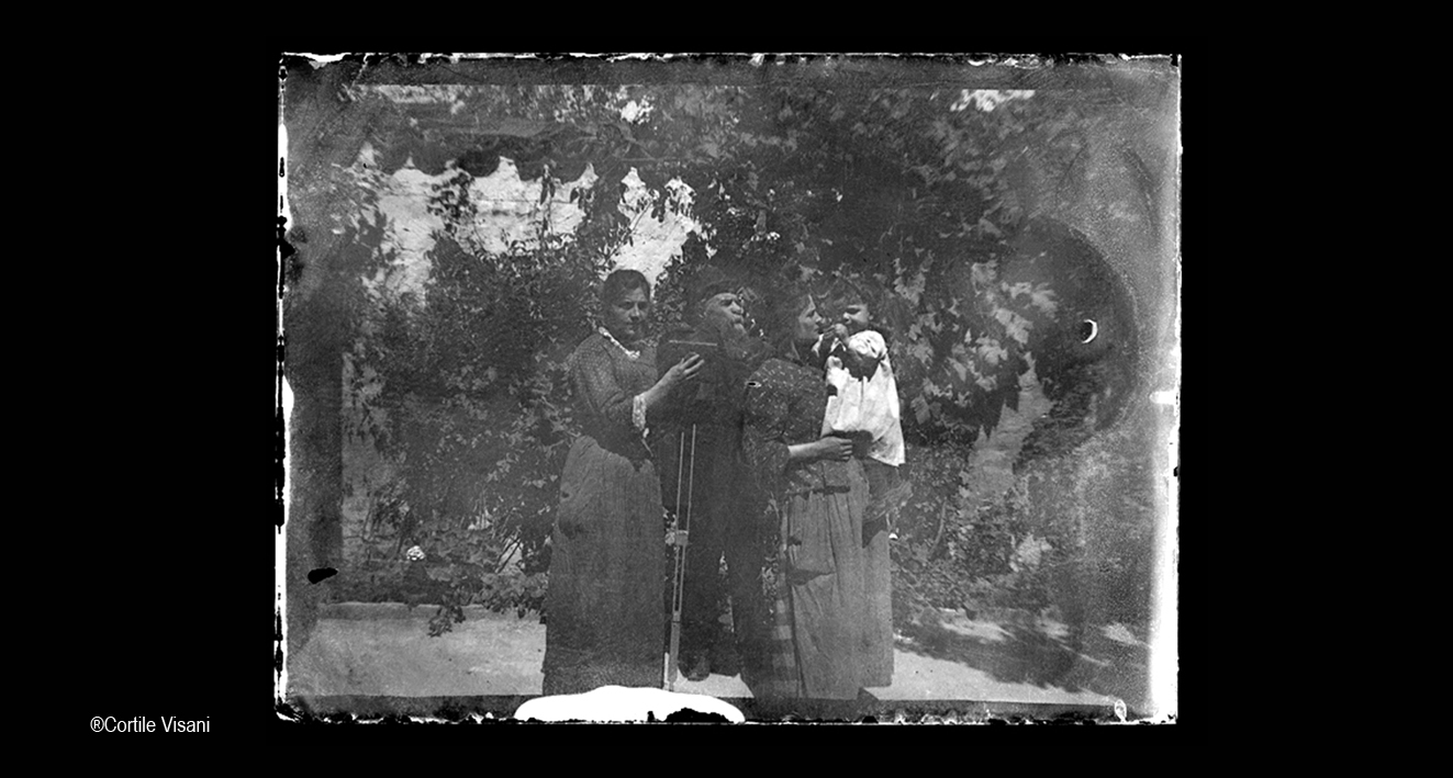 01-Cortile-Giulia-e-Veronica-Visani-1897-1913.jpg