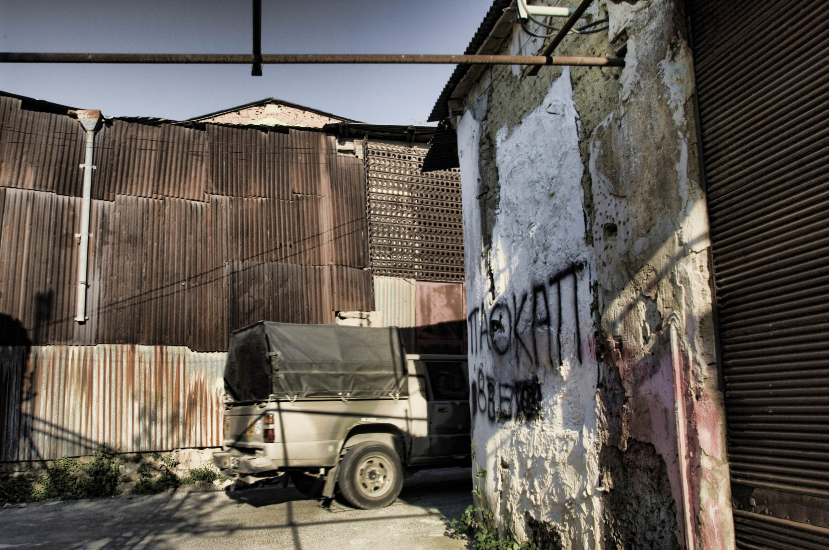 Army-Pick-Up-Cyprus-South-In-the-area-beside-the-Ceasefire-Line--1660x1102.jpg